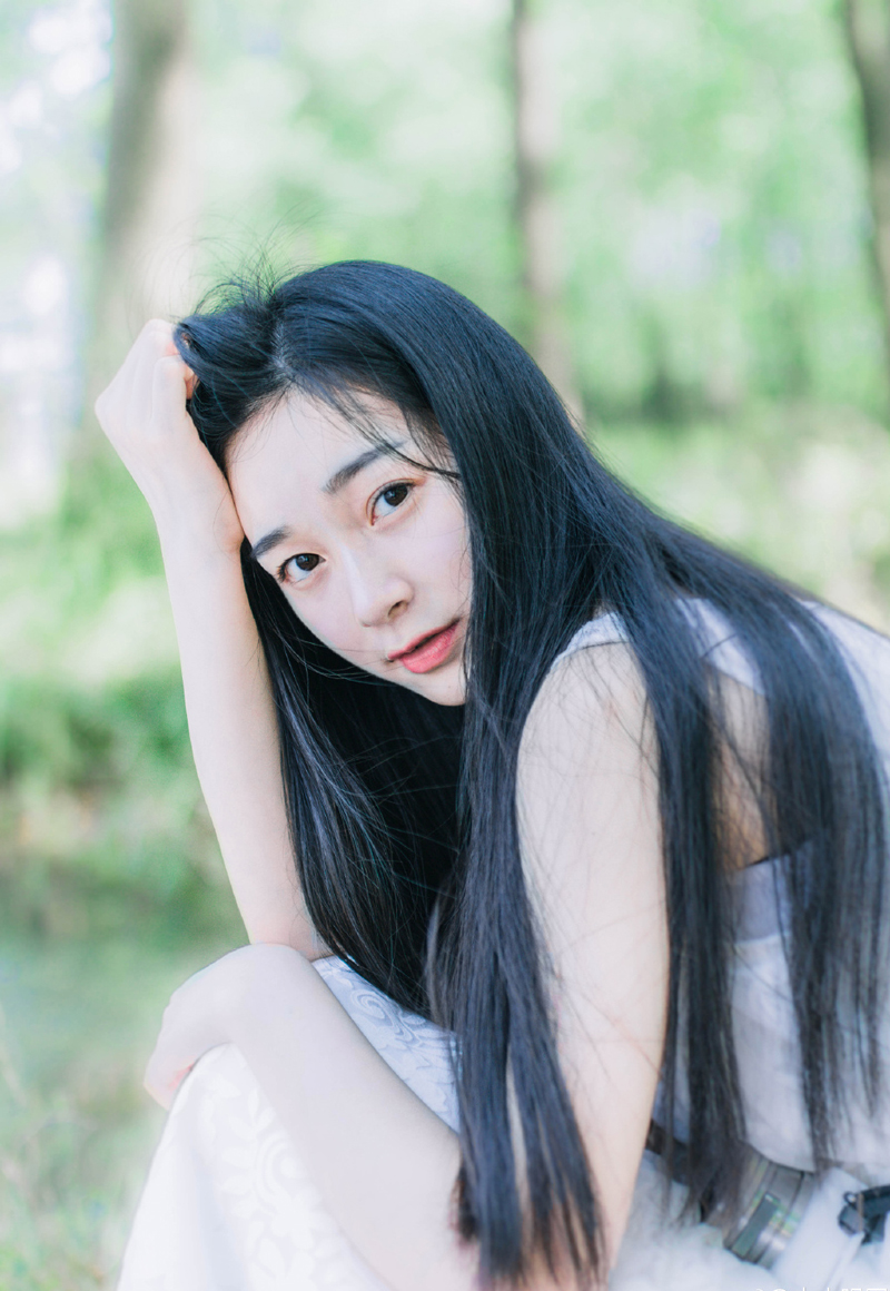 “周瑜死了？”洛阳，吕布的书房当中，当吕布得到荆州战报的时候，距离周瑜渡江已经过去一天的时间，夜莺便将周瑜战死的事情以及打探到的详细情报送过来。